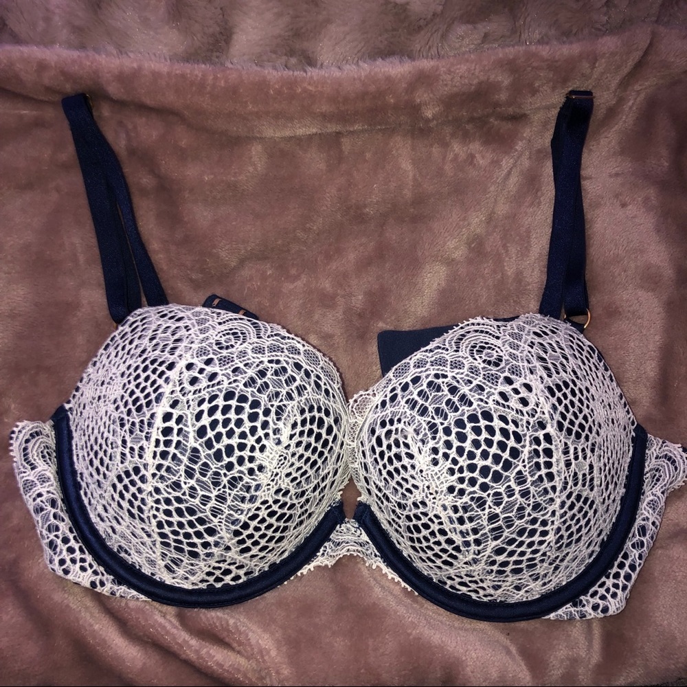 Victoria’s Secret Lace Bombshell Plunge Bra